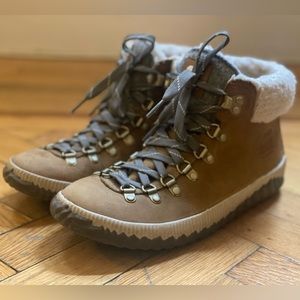 Sorel Out N About Women’s Boot Size 8.